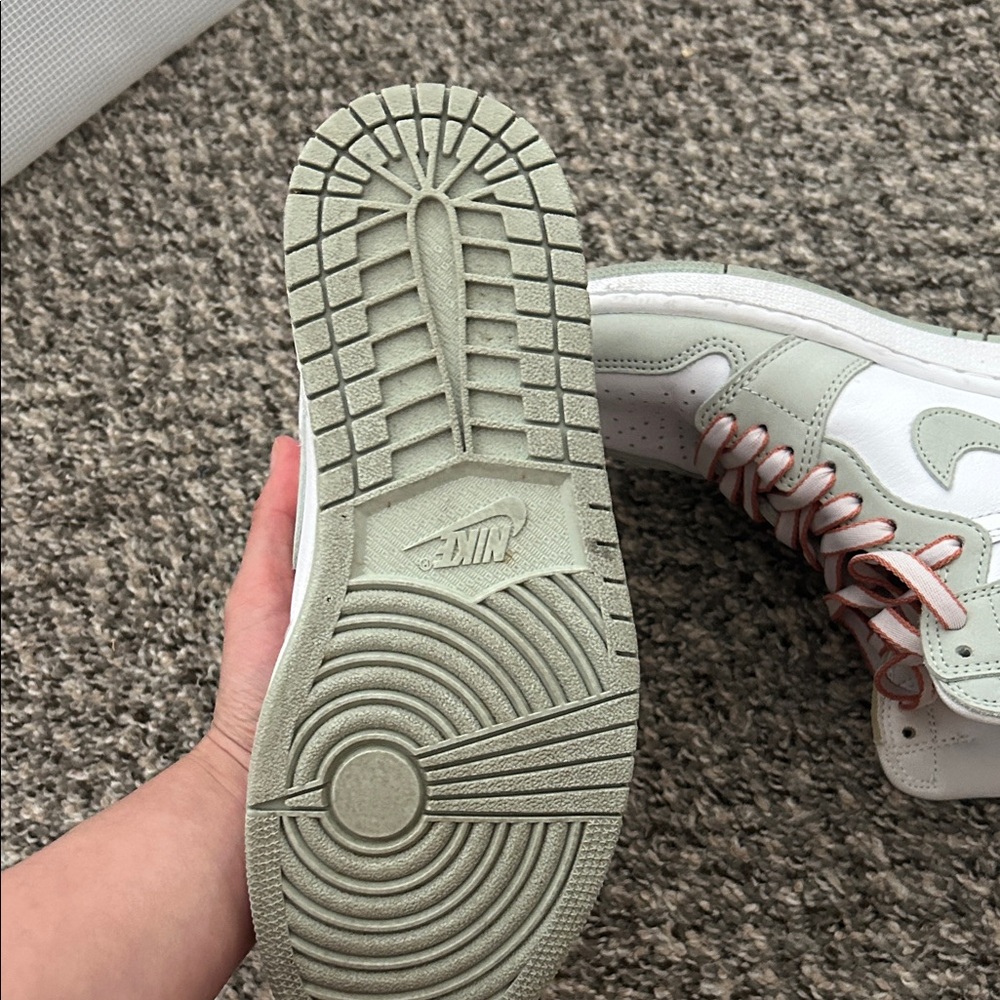 Women’s Nike Air Jordan 1 High Top (Seafoam) 7.5 - Picture 5 of 9